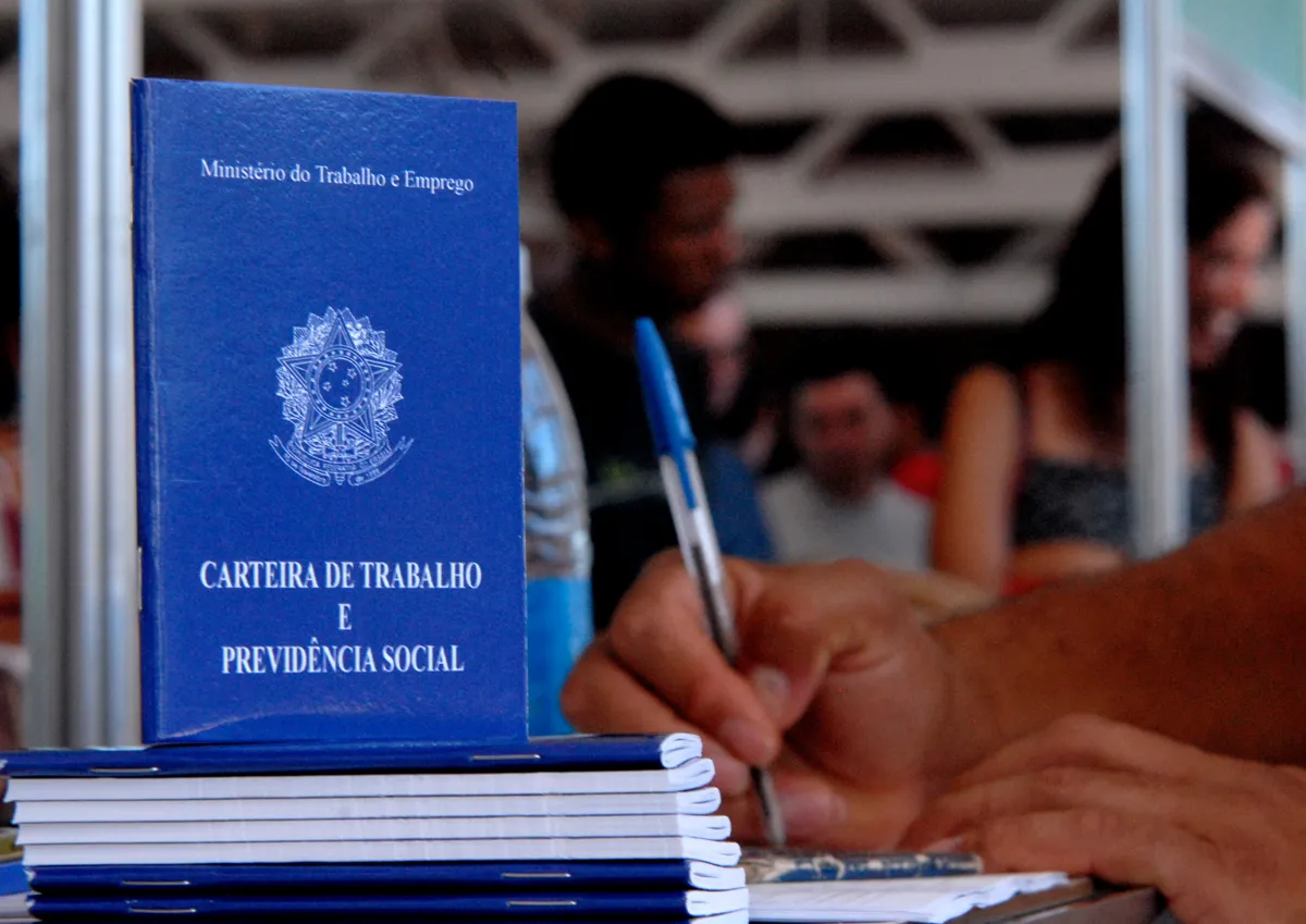 Carteiras de trabalho (CTPS) sendo distribuídas a trabalhadores em Brasília